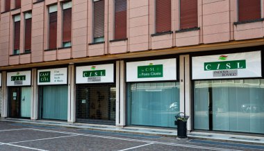 Padua, İtalya - 19 Haziran 2025: Kafeinsiz - göçle ilgili evrak işleri, iş ve aile sorunları konusunda insanlara sosyal yardım