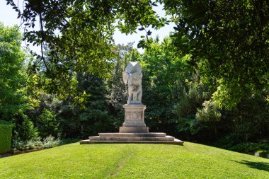 Galzignano Terme, Padua, İtalya-17 Mayıs 2025: Monumento al Tempo, Villa Barbarigo Valsanzibio Padua Galzignano Terme Anıtı.