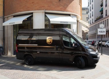 Padua, İtalya - 19 Haziran 2025: Güneşli bir yaz gününde lüks dükkanların yakınındaki işlek bir caddeye kargo kamyonu park etti. Online mağazalardan hızlı mal teslimatı