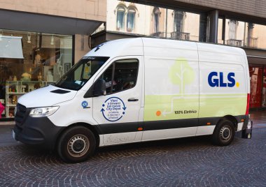 Padua, İtalya - 19 Haziran 2025: GLS dağıtım aracı, güneşli bir yaz gününde lüks mağazaların yakınındaki işlek bir caddeye park edilmiş ve fotokopi alanı ile canlı beyaz renkler sergiliyordu.