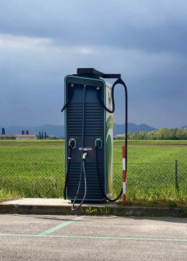 Padova, İtalya - 26 Nisan 2025: Elektrikli arabalar için şarj istasyonu Eni bolluğu. Yeni çevre teknolojileri. 