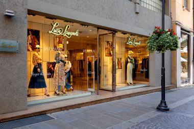 Padua, İtalya - 19 Haziran 2025: Luisa Spagnoli mağazasının içi ve üst, pantolon, elbise, şapka ve aksesuarlar dahil olmak üzere şık kıyafetler sergileniyor. Modern estetik