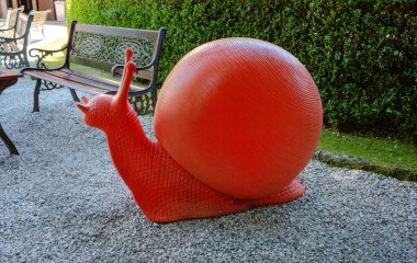 Galzignano Terme, Padua, İtalya-17 Mayıs 2025: Kicco hareketinin kurucusu Cracking Art tarafından oluşturulan parlak plastik figürler. Hareket doğayı plastikten korumayı amaçlıyor. Villa Barbarigo Valsanzibio