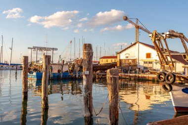 İtalya, Sottomarina 'daki tersane batan güneşin altında..