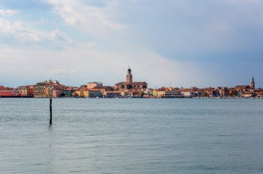  Huzurlu bir laguna Chioggia manzarası, akşam güneşinde İtalya, büyüleyici binalar, ve uzaktan kilise kulesi, yolculuk için ideal ilham oranları.
