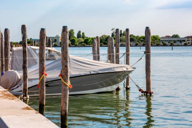 Süper hızlı tekneler İtalya 'nın Sottomarina kentindeki iskeleye demirlemiş durumda. Turizm konsepti