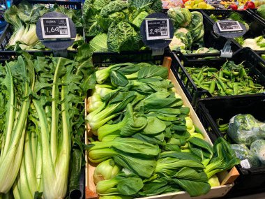 Conselve, İtalya - 16 Mayıs 2025: Bakkalda taze sebzeler arasında bok choy, pırasa ve lahana bulunmaktadır.