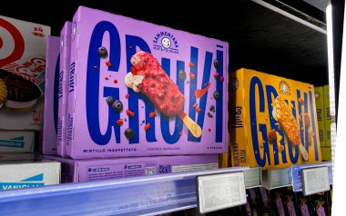 Conselve, İtalya - 16 Mayıs 2025: Dondurma ve tatlı ürünleri, Sammontana ve Ringo gibi çeşitli markaların yer aldığı bir süpermarket dondurucusunda sergilenmektedir.. 