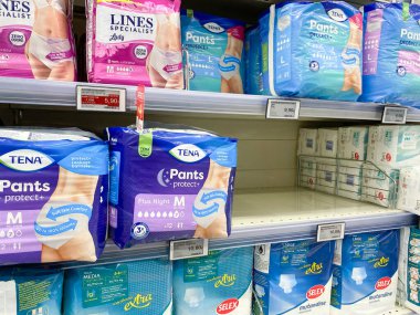 Conselve, İtalya - 16 Mayıs 2025: TENA Pantolonları artı gece yetişkin bezleri çeşitli markalar ve ambalajlarla süpermarket raflarında belirgin bir şekilde sergilenmektedir