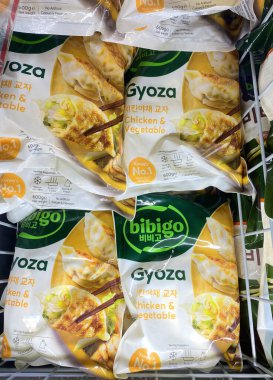 Padova, İtalya - 19 Haziran 2025: Bibigo Gyoza tavuğu ve sebze köfteleri, renkli ambalajlarını vurgulamak için bir marketin dondurucusunda güzelce düzenlenmiştir.