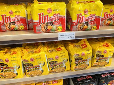 Padova, İtalya - 19 Haziran 2025: Jin Ramen baharatlı şehriye paketleri bir süpermarket rafında renklendirici ambalajlar ve hazır yemek seçenekleri vurgulanıyor
