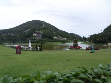 Quitandinha Sarayı 'nın önündeki göl Petropolis Rio de Janeiro Brezilya Oteli