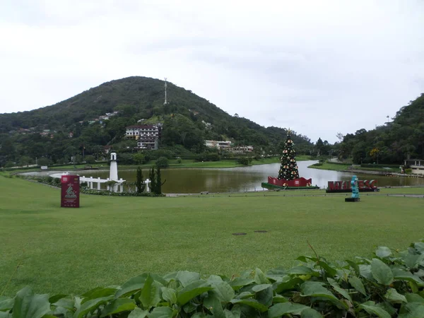 Quitandinha Palace酒店前面的湖巴西里约热内卢彼得罗波利斯 — 图库照片