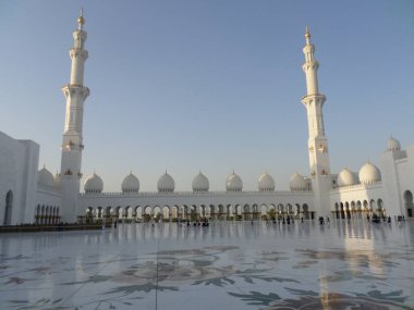 Dünyanın en büyük camii. Abu Dabi. Birleşik Arap Emirlikleri.