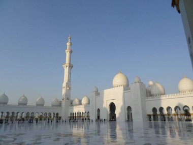 Dünyanın en büyük camii. Abu Dabi. Birleşik Arap Emirlikleri.