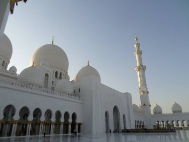 Dünyanın en büyük camii. Abu Dabi. Birleşik Arap Emirlikleri.