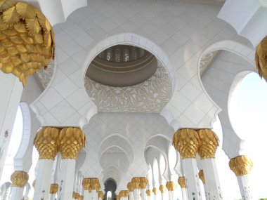 Dünyanın en büyük camisindeki güzel sütunlar. Abu Dabi. Birleşik Arap Emirlikleri.