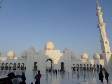 Dünyanın en büyük camii. Abu Dabi. Birleşik Arap Emirlikleri.