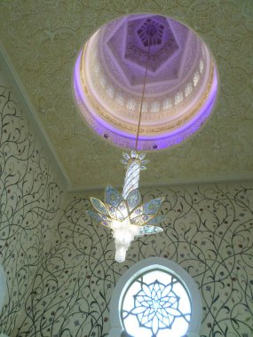 Dünyanın en büyük camisinin güzel avizesi. Abu Dabi. Birleşik Arap Emirlikleri.