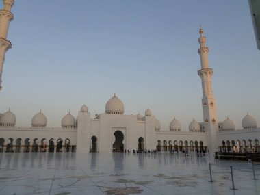 Dünyanın en büyük camii. Abu Dabi. Birleşik Arap Emirlikleri.