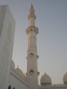 Dünyanın en büyük camiinin kulesi. Abu Dabi. Birleşik Arap Emirlikleri.