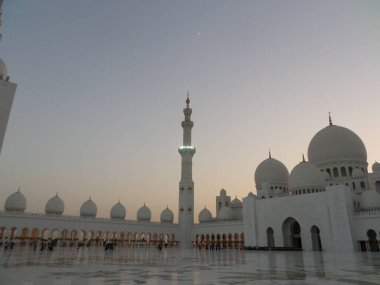 Dünyanın en büyük camii. Abu Dabi. Birleşik Arap Emirlikleri.
