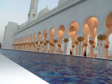 Dünyanın en büyük camisinin yanında bir havuz. Abu Dabi. Birleşik Arap Emirlikleri.