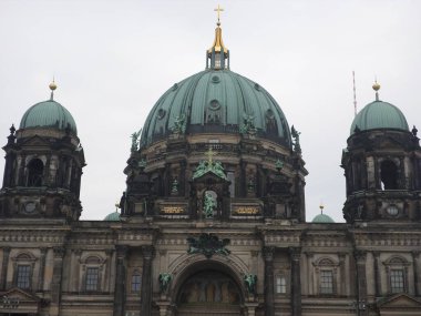 Berlin Katedrali, aynı zamanda Evanjelik Yüksek Kilise ve Kolej Kilisesi olarak da bilinir..