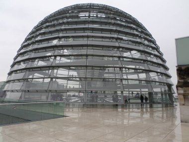 Alman parlamentosunun tepesinde bir kubbe. Modern mimari, seyahat konsepti. Berlin. Almanya.