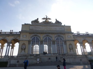 The Gloriette stands on higher ground in Schnbrunn Palace park and offers a fantastic view of Vienna. Nowadays, the magnificent structure is home to Caf Gloriette. Vienna, Austria.