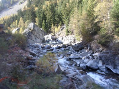 Interlaken ve Zermatt arasındaki yol. İsviçre.