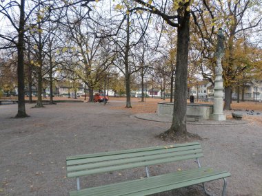 Lindenhofplatz 'dan manzara. Lindenhofplatz şehrin ikonik meydanı, kiliselere yakın, Zürih' in tarihi merkezine de. İsviçre.