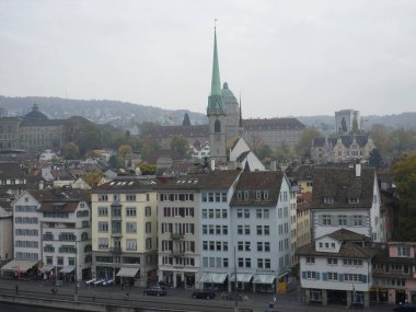 Lindenhofplatz 'dan manzara. Lindenhofplatz şehrin ikonik meydanı, kiliselere yakın, Zürih' in tarihi merkezine de. İsviçre.