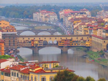 Floransa, Arno nehri üzerinde, İtalya. Yukarıdan manzara. Vecchio köprüsü Piazzale Michelangelo, Floransa, İtalya 'dan görüldü.