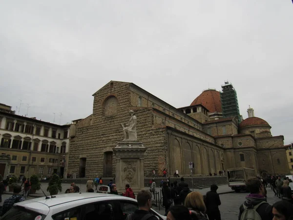 로렌초 대성당 여전히 가운데에 산로렌소 완성되지 것처럼 보이는 교회가 있습니다 — 스톡 사진