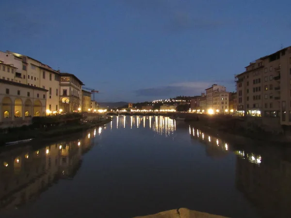 夕暮れ時のヴェッキオ橋 フィレンツェ イタリア — ストック写真