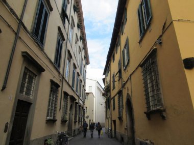 Lucca 'daki tarihi binalar. İtalya.