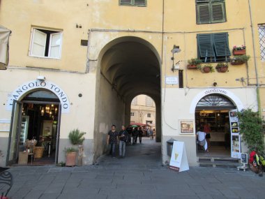 Lucca 'daki Piazza dell' Anfiteatro 'da. İtalya.