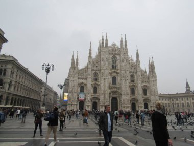 Milano 'daki Duomo (veya Katedral). Site, bina hakkında oldukça ilginç bir gerçek olan (1396 'dan 1965' e kadar) yaklaşık altı yüzyılda inşa edildi. Dünyadaki en büyük Katolik katedrallerinden biridir. İtalya.