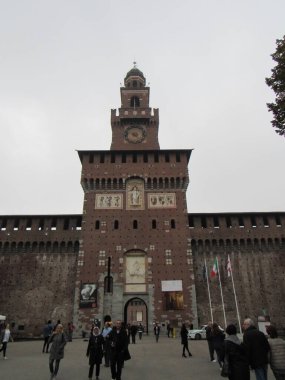 Sforzesco Kalesi 1360 ile 1370 yılları arasında Milano 'da hüküm süren Visconti ailesinin evi olarak inşa edilmiştir. O zamandan bu yana, şato restorasyon ve yapının genişletilmesi de dahil olmak üzere çok sayıda çalışmadan geçti. İtalya.