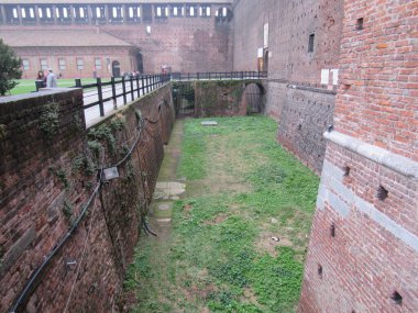 Sforzesco Kalesi 1360 ile 1370 yılları arasında Milano 'da hüküm süren Visconti ailesinin evi olarak inşa edilmiştir. O zamandan bu yana, şato restorasyon ve yapının genişletilmesi de dahil olmak üzere çok sayıda çalışmadan geçti. İtalya.