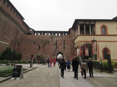 Sforzesco Kalesi 1360 ile 1370 yılları arasında Milano 'da hüküm süren Visconti ailesinin evi olarak inşa edilmiştir. O zamandan bu yana, şato restorasyon ve yapının genişletilmesi de dahil olmak üzere çok sayıda çalışmadan geçti. İtalya.