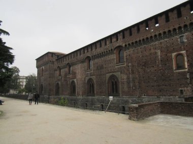 Sforzesco Kalesi 1360 ile 1370 yılları arasında Milano 'da hüküm süren Visconti ailesinin evi olarak inşa edilmiştir. O zamandan bu yana, şato restorasyon ve yapının genişletilmesi de dahil olmak üzere çok sayıda çalışmadan geçti. İtalya.