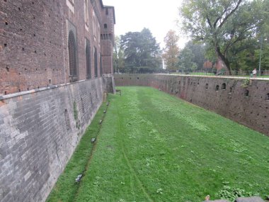 Sforzesco Kalesi 1360 ile 1370 yılları arasında Milano 'da hüküm süren Visconti ailesinin evi olarak inşa edilmiştir. O zamandan bu yana, şato restorasyon ve yapının genişletilmesi de dahil olmak üzere çok sayıda çalışmadan geçti. İtalya.