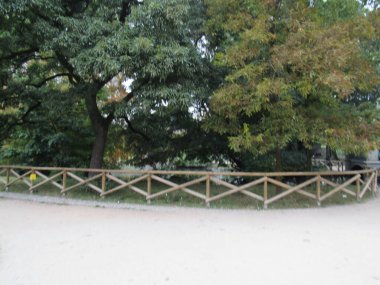 Sempione Park, Sforzesco Kalesi 'nin arkasındadır ve şehrin en büyük ikinci parkıdır. Turistlerin ve yerlilerin en sevdiği yerlerden biri dinlenmek, piknik yapmak ya da yürüyüş yapmak. Milan, İtalya.