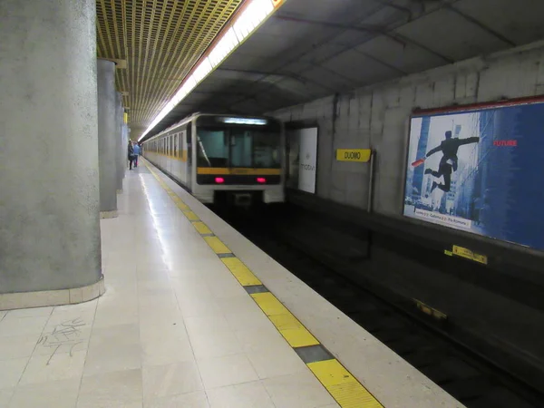 Földalatti Vasútállomás Városban Milánó Olaszország — Stock Fotó