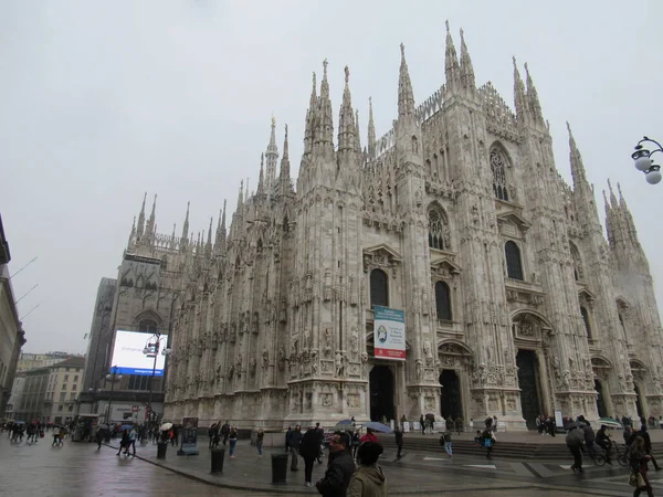 밀라노의 두오모 대성당 Duomo 부지는 1396 년부터 1965 졌는데 건물에 — 스톡 사진