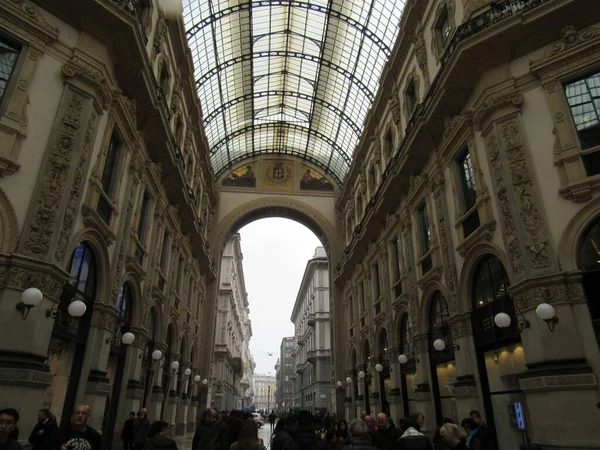 Galeria Vittorio Emanuele Ii是这个城市的一个重要地点 这个空间汇集了它所代表的许多东西 例如历史性的餐厅和设计商店 意大利米兰 — 图库照片