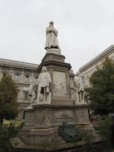 밀라노에 광장의 광장에는 조각가 피에트로 마그니 Pietro Magni 1816 1877 — 스톡 사진