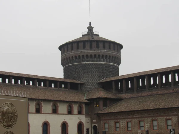 スフォルツェスコ城は1360年から1370年の間にミラノで統治していたヴィスコンティ家の邸宅として建設された それ以来 城は構造の修復と拡張を含むいくつかの作品を受けています イタリア — ストック写真